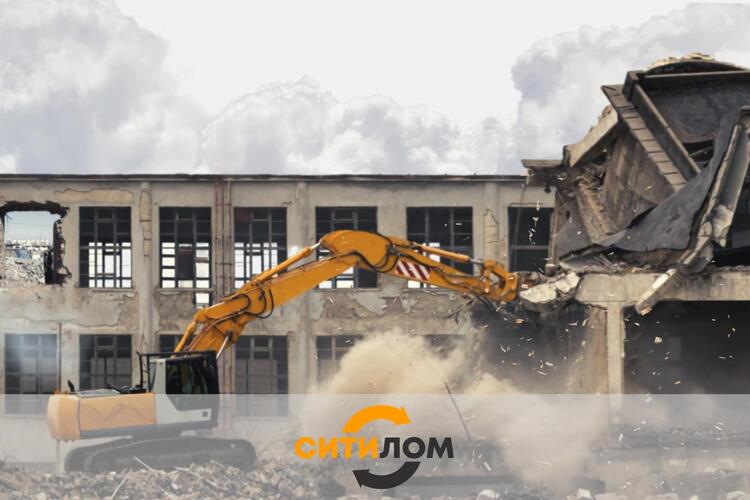 Разбор и снос старого заводского здания в Краснознаменске
