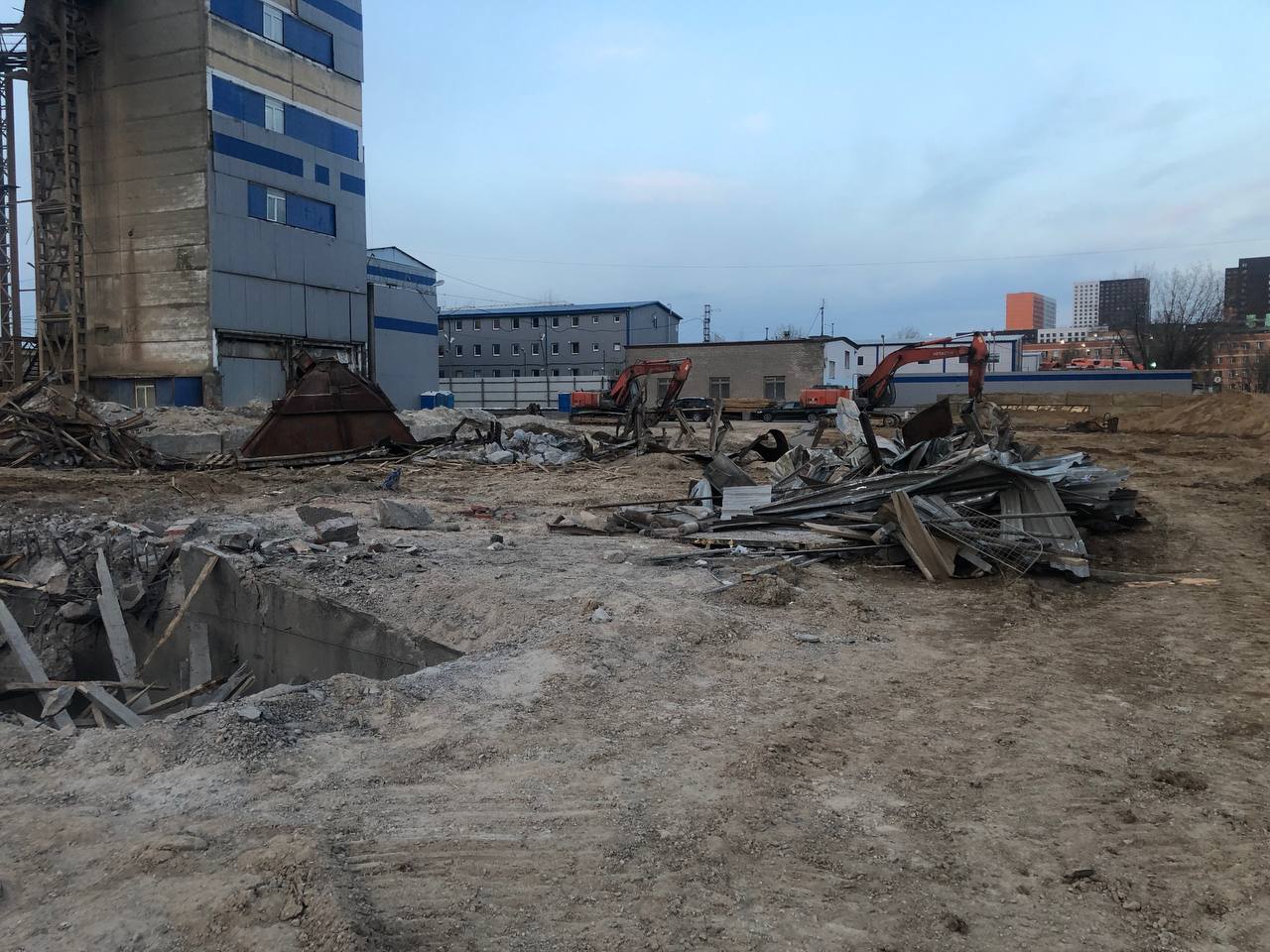 Погрузка лома черных металлов на территории завода