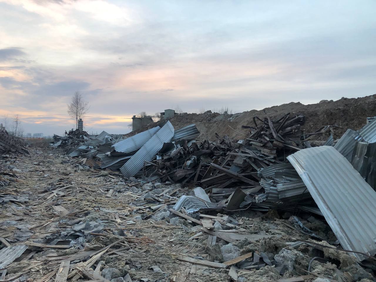 Демонтированный лом перед началом его погрузки и вывоза